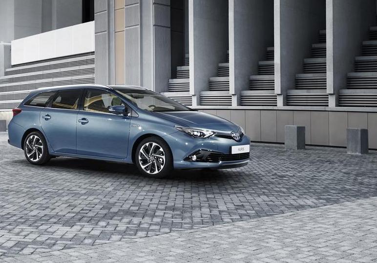 YEN� MAKYAJLI 2015 TOYOTA AUR�S RES�M GALER�S�